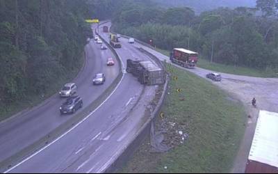 Caminhão com sucata tomba na BR-101 e causa fila quilométrica na região do Morro dos Cavalos